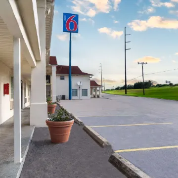 Motel 6 Livingston, TX