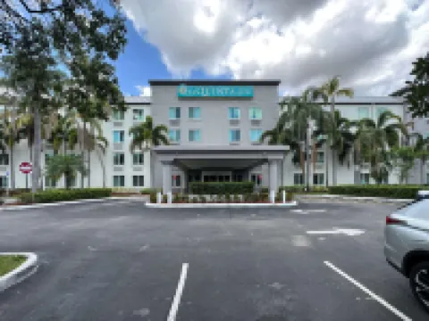 La Quinta Inn & Suites by Wyndham Sawgrass Hotels in Sunrise