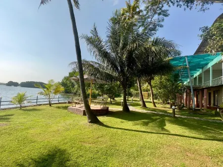 Lake N River Resort Munroe Island Отели рядом с достопримечательностью «SAMBRANIKODI ISLAND TOURISM (സാംബ്രാണിക്കോടി ഐലൻഡ് ടൂറിസം)»
