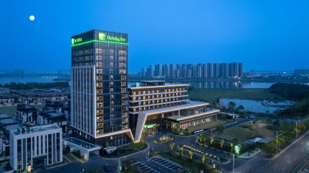 Holiday Inn Wuhan Houguan Lake Отели рядом с достопримечательностью «Wuhan Business College»