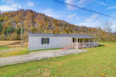 Near Atv & Hiking Trails: Home w/ Deck in Oneida! Hotels in Clay County