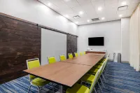 Holiday Inn Express & Suites Lincoln Downtown