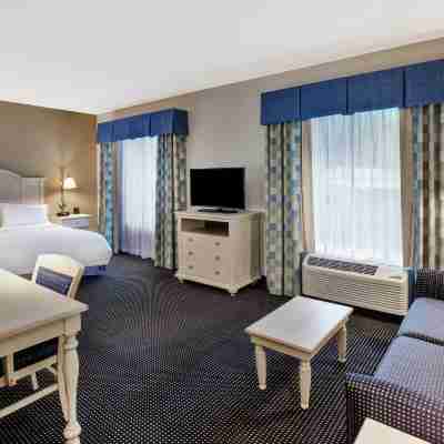 Hampton Inn & Suites Cape Cod-West Yarmouth Rooms