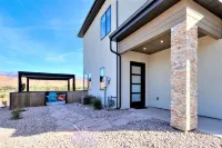 Luxury 4 bedroom twin home, beautiful views. Private hot tub. Covered patio.