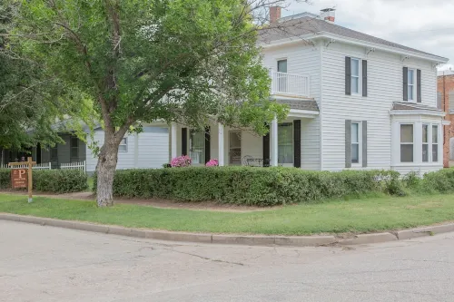 Elegant Victorian 5 bedroom Remodeled House Hotels in McPherson County