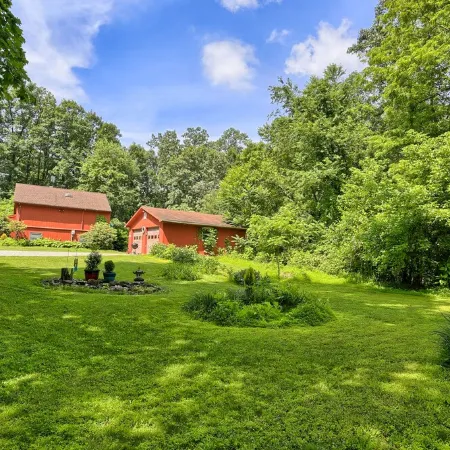 East Cavalry Red House<br>3 bedrooms 3 full baths sleeps up to 12