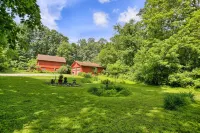 East Cavalry Red House<br>3 bedrooms 3 full baths sleeps up to 12 - Wi-Fi