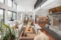 Charming 9br / 8.5 bath, Sleeps 19, WiFi, Fitness Room w/ Beautiful Views! Hotels in Roxbury