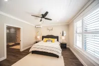 Captains Quarters- located within walking distance to local marina