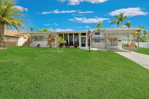 5735 - Cozy home in the heart of the Yacht Club!