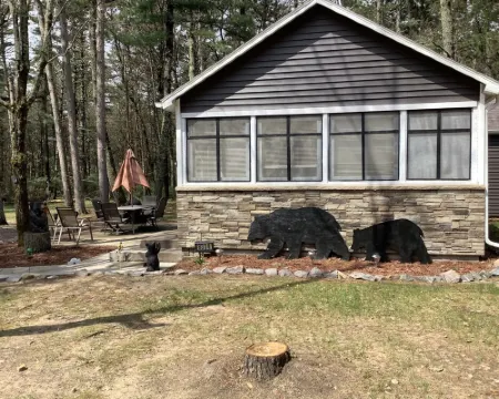 In the Heart of Hatfield- Direct access to ATV trail,  Also great for family's โรงแรมในJackson County