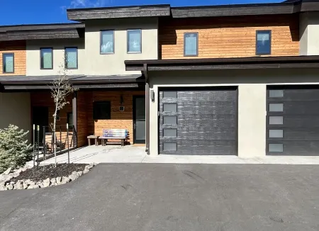 New 4Bd, 4BA, Sleeps 13, Close to Ski Lifts, Sauna, Mtn Views