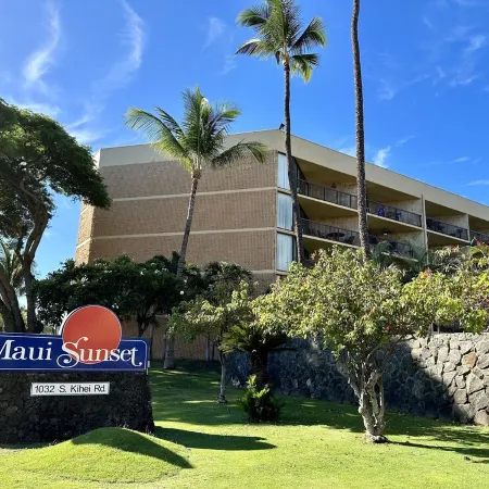 Spacious Oceanfront Maui Sunset Condo: Steps to Beach, King Bed, Pool, Gym, AC
