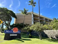 Maui Sunset Retreat: King Bed, Steps to the Beach, Pool, Gym, Sleeps 7!