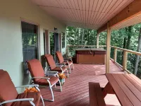 RELAX, UNWIND AND RECHARGE IN THE HOT TUB AT THIS MOUNTAIN VIEW COTTAGE