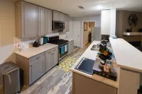 Pet Friendly, Modern Smart Home close to Airports & Stadiums