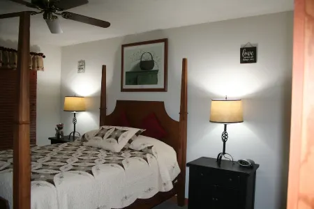 Beautiful home, 4 bedrooms, across from Camelback Resort