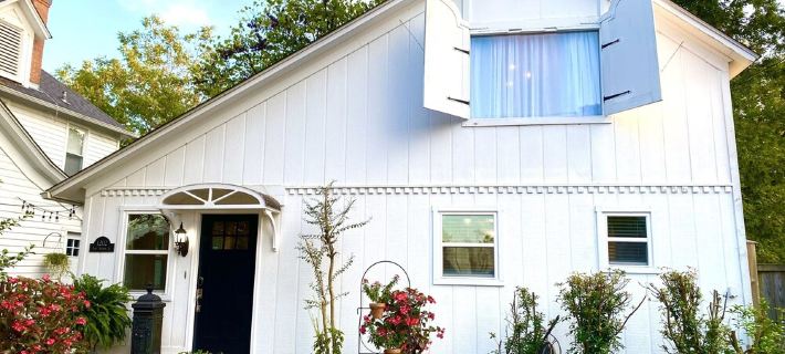 Experience History in an original Carriage House located behind a Colonial home. Hotels in Mena