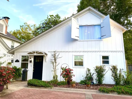 Experience History in an original Carriage House located behind a Colonial home. - 부티크