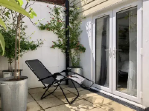 Cosy cottage, short walk to beach and restaurants
