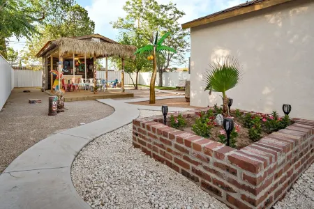 The Freaky Tiki -Lubbock, TX with an Island Flair! Отели рядом с достопримечательностью «Университет Техас Тек»