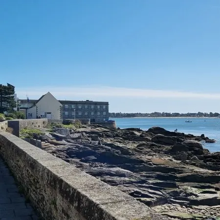 Beautiful renovated apartment in the heart of Concarneau - Private parking - WIFI