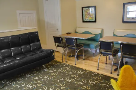 1950's Themed Historic Home in Downtown Frankenmuth Heart. Perfect Location. Отели в г. Франкенмут