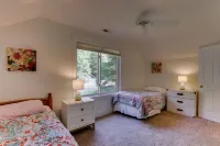 Mid-Century Modern: Pet Friendly-Hot Tub~Grill~Creekside