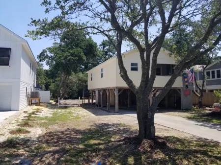 Sea Swept Cottage is a great beach cottage close to the beach and the sound.