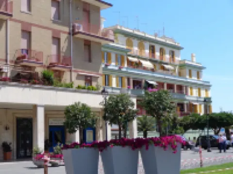 Ostia-apartment 50 mt from the beach, near historic center-sea view