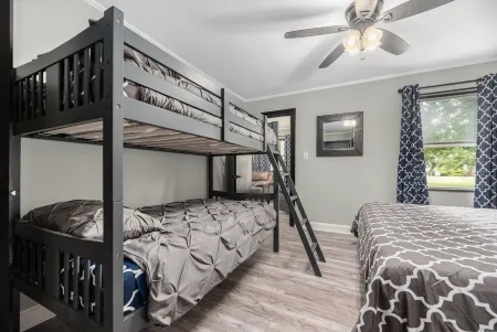 Magnolia Small Apartment w/ King-size Amenities- High Quality Beds & Pillows!