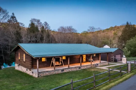 Ascension Cabin - Hot Tub, Fire Pit, Pet Friendly