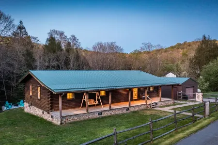 Ascension Cabin - huge yard, hot tub, above stream Отели в г. Уайлдернесс