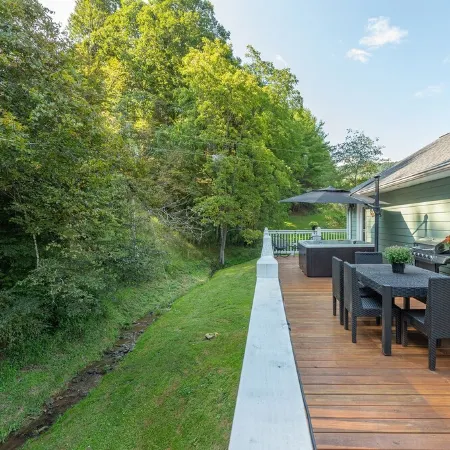 Hot Tub+Fire Pit, WiFi, Close to Avl+Burnsville! Perfect Location! Easy Access!