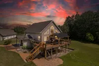 Private - 7 bed 3 bath Lake Cabin +Hot Tub +Dock +2 Pedal Boats +2 canoes +Sauna