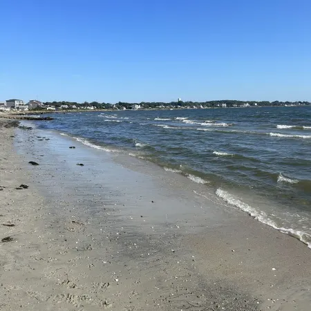 Beach Lovers Paradise!  Cozy 3 bedroom home steps from the beach. Отели в г. Фэрхейвен