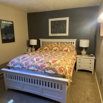 Cozy retreat near downtown, amphitheater, short walk to Deschutes river, has AC!