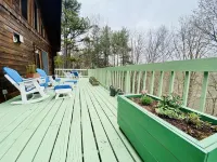 Cozy Creekview Cabin - Berkeley Springs, WV
