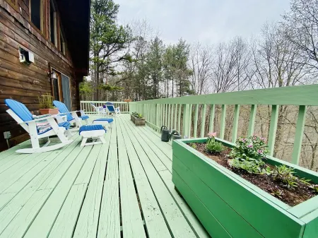 Cozy Creekview Cabin - Berkeley Springs, WV