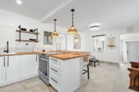 Private centrally located Fort Lauderdale cottage