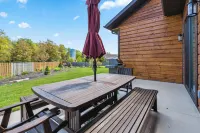 Downtown Sister Bay. 🐐🍻 🏖️ 2-story, 3 + 1 Bedrooms, 3.5 Baths. Loft & Game Room!