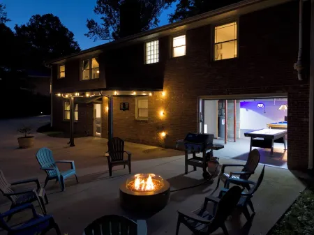 Spacious 6 bedroom house in GVL with Game Room, 2 Living Rooms, 3 King Beds