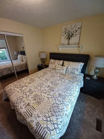 Spacious Downtown, First Floor, Patio, sleeps up to 6, Short Walk to Everything!