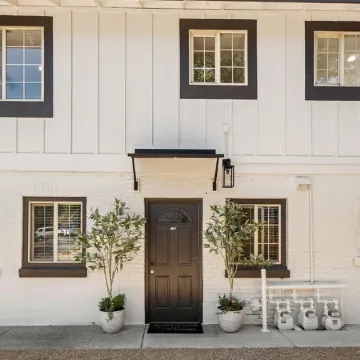 Stylish Downtown Cottage, Walk Everywhere