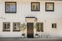Stylish Downtown Cottage, Walk Everywhere