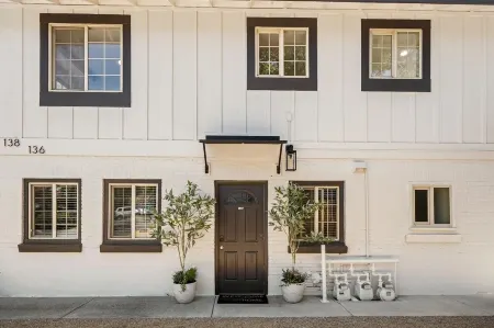 Stylish Downtown Cottage, Walk Everywhere