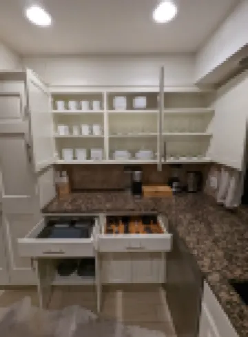Historic Villa🚶1 min from Lake Hefner🏊 Hot Tub 🎱Pool Table🐶Friendly🎣Fishing - Villas