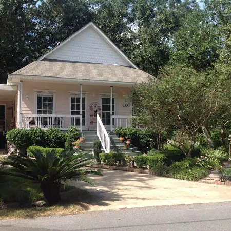 Pineapple Palms Downtown Loft B&B and Gardens