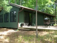 Pet-Friendly Cabin With Air-Conditioning & Fireplace