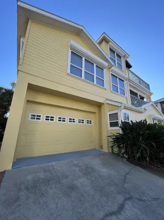 Florida Beachfront Bliss just steps from the Sand Отели в г. Сейнт Пит Бич